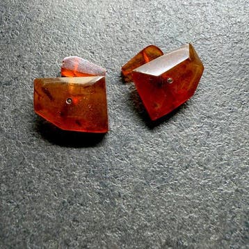 Oude manchetknopen met Baltisch amber cabochons, geslepen,