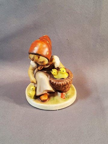 Beeldje - Mädchen mit Küken - Porselein