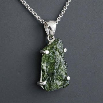 MOLDAVITE. Set met hanger en ketting van 925 zilver.