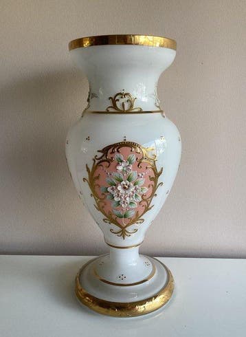 Vaas - Bohemien opaline glass - Met vergulde Barokdetails