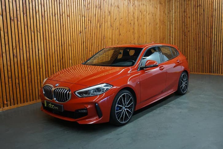 BMW 118i EXECUTIVE M PERFORORMANCE AUTOMAAT PANORAMADAK, Auto's, BMW, Onderhoudsboekje, Automaat, Hatchback, 1-Serie, Rood, Zwart