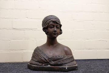 Figuur - buste dame met hoofddoek - Gips