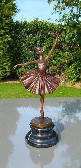 sculptuur, ballerina in rode jurk - 31 cm - Brons