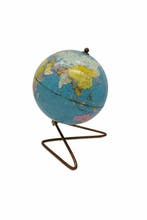 Vintage wereldbol uit de mid-century-stijl met een basis van
