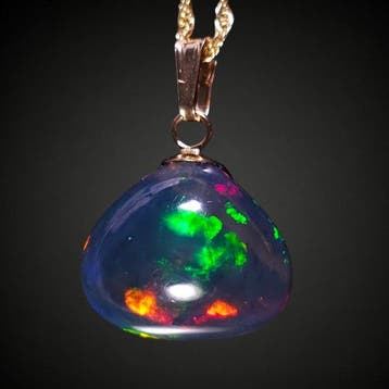 Geen minimum bod – 5,6 ct gerookte opaal met groen en rood