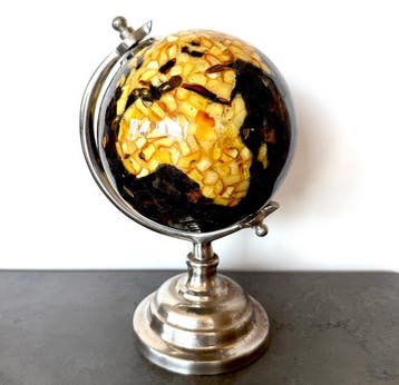 Decoratieve staande wereldbol met natuurlijke amber-mozaïek,