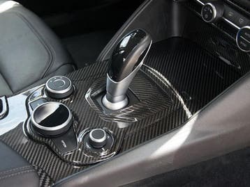 Alfa Romeo Giulia Carbon Fiber tunnel cover, Verzenden
