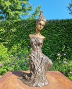 Beeldje - modernist woman - Brons
