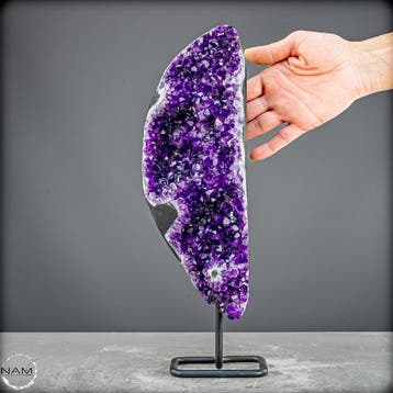 Schitterende amethist op metalen standaard – elegantie in