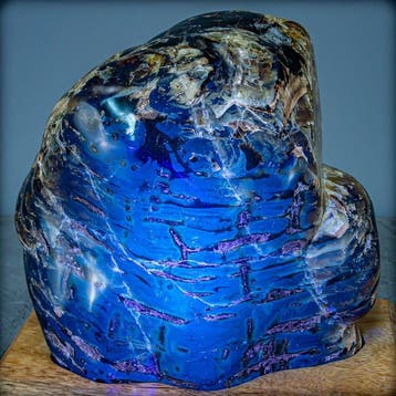 Prachtige natuurlijke rode/blauwe barnsteen Freeform op, Verzamelen