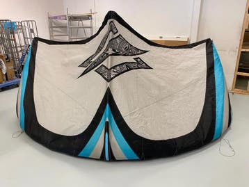 Naish Pivot 2023 10m, Watersport en Boten, Kitesurfen, Ophalen of Verzenden, Gebruikt