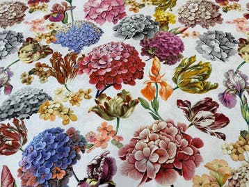 Verborgen Tuin – Kunstbloemen op doek - Meubelstof - 2.5 m -