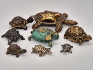 Messing & Metall – Set aus 9 Schildkröten-Figuren –