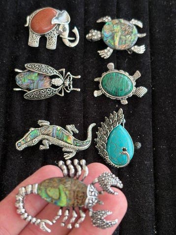 Prachtige broches - Goudsteen, Howeliet, Parelmoer en