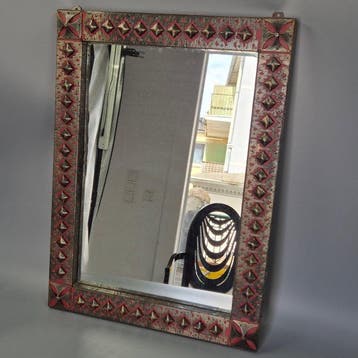 Spiegel - Metaal - Spiegel met versierd metalen frame –, Antiek en Kunst, Curiosa en Brocante