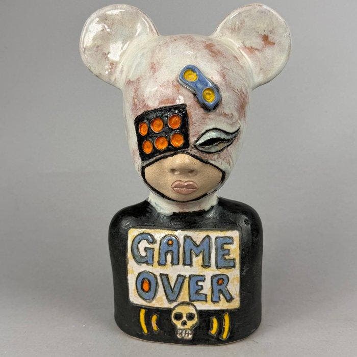 Iwo Rynkiewicz (1970) - GAME OVER -Handmade Ceramic Figure, Antiek en Kunst, Kunst | Designobjecten