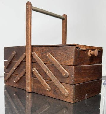 Naaidoos - Hout - Kleine werkster
