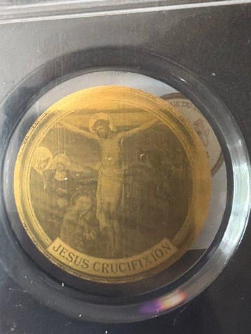 Tsjaad. 5000 Francs Jesus Crucifixion 1/200 oz (.999) mit, Postzegels en Munten