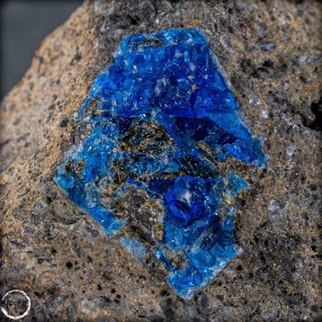 Natuurlijke hauyn in Matrix – intense kobaltblauwe