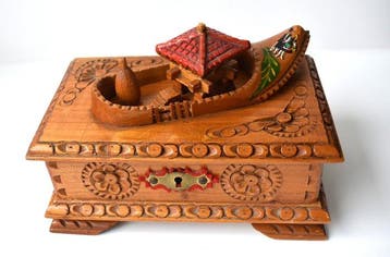 Decoratief ornament - muziek/juwelendoos met boot -