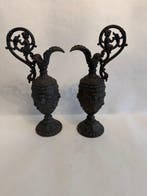 Kan (2) - Set antieken gedecoreerde kannen - Legering