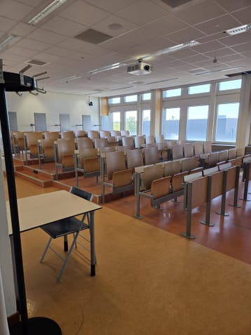 Inrichting collegezaal inklapbare stoelen schrijftafel 56 st, Huis en Inrichting, Stoelen, Ophalen of Verzenden, Nieuw