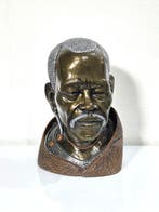 Buste dhomme en bronze massif à patine argentée, dorée. -