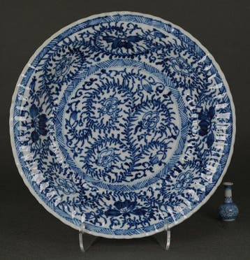 Kangxi (1662-1722) - Bord - Intricate Floral and Foliage