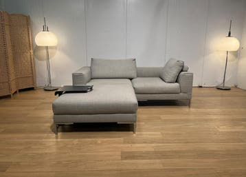 NIEUWSTAAT Design on Stock Aikon Hoekbank + Hocker NP €7.500, Huis en Inrichting, Design Bank Bankstel Zetel Hoekbank Design on Stock