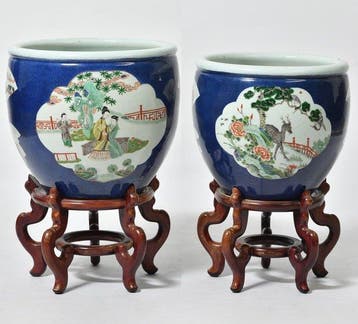 Paar Chinese poederblauwe Wucai jardinières met houten