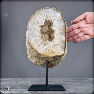 Natuurlijke chalcedoon- en agaatdruse op standaard van