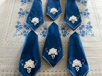 7 linnen appliqué-servetten uit het midden van de 20e eeuw,
