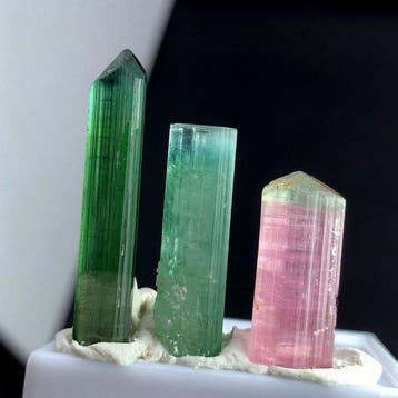 Prachtige tourmalijnkristaltrio uit Afghanistan Kristalen-