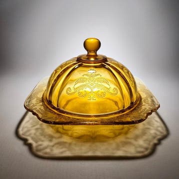 Boterschotel - art deco boterstolp met aristocratisch decor, Antiek en Kunst