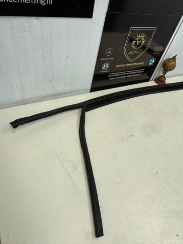 VW Tiguan 2.9 TDI raam rubber links voor bj.2022, Auto-onderdelen, Gebruikt, Volkswagen