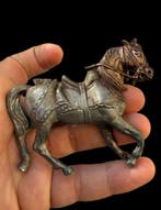 De Laatste Vaandrig: Saturnijnse standbeelden tussen