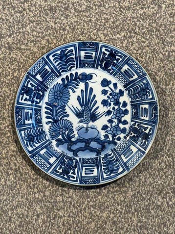 Een blauw-wit bord met vogel en bloemen - China - Qing