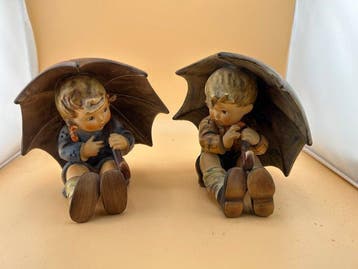 Goebel - M.I. Hummel - Figuur - Geborgen Mädchen und Junge
