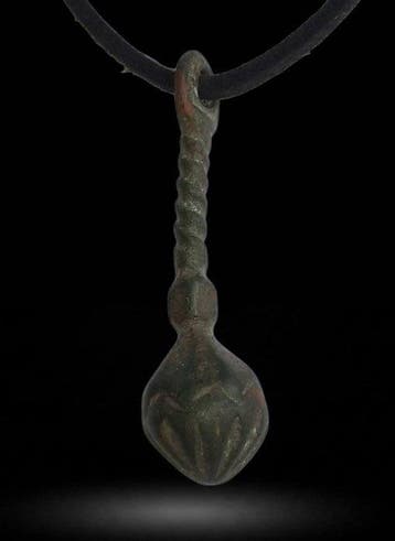 Viking periode Zeldzame hanger in de vorm van een knuppel.