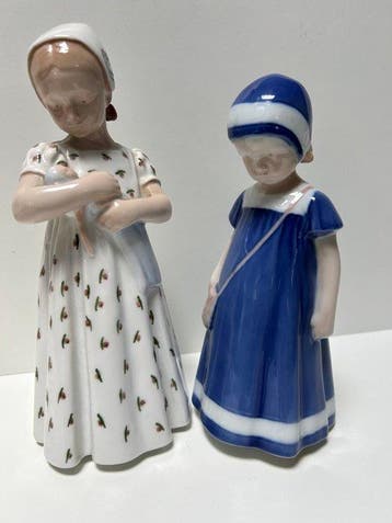 Bing & Grondahl - Figuur - Girl with doll and girl with