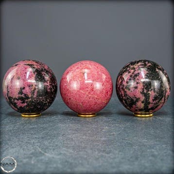 Natuurlijke rhodonietballen – Set van drie expressieve