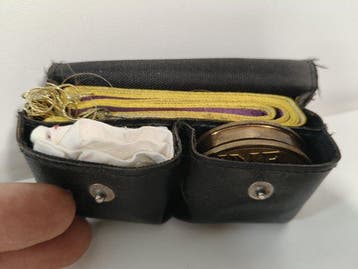 Oud katholiek viaticum-necessaire – pyxide, paarse stola,