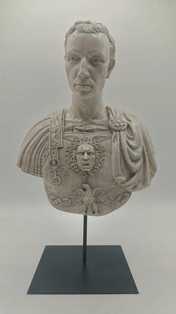 sculptuur, Busto di Giulio Cesare - 47 cm - marmerpoeder