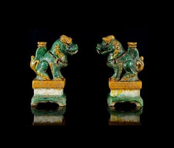 Een paar Chinese sancai-geglazuurde boeddhistische