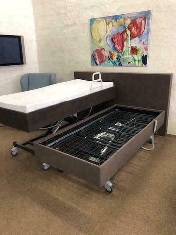 ZGAN Hoog laag bed, elektrisch bed, zorgbed, seniorenbed, Zo goed als nieuw, Hout, Verstelbaar