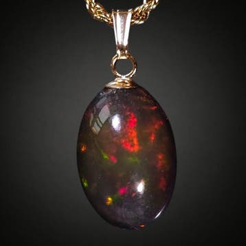 Geen minimumprijs – 7,6 ct Opal met rood, oranje en groen