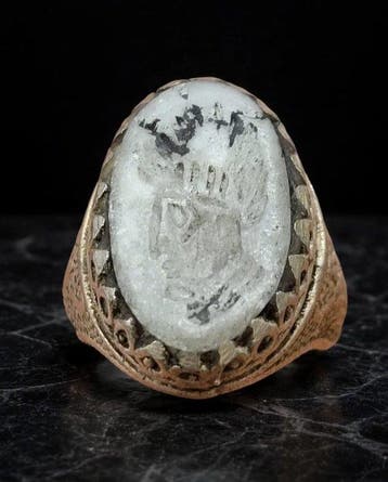 Islamitisch Brons Ring met gegraveerde witte agaat uit de