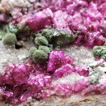 Zeer zeldzame kolweziet groen op kobalto-calciet fuchsia