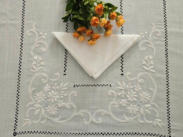 Tovaglia ricamata a mano in misto lino 12 posti tablecloth