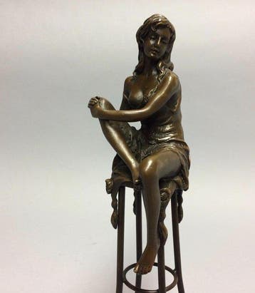 sculptuur, Erotische sculptuur van een vrouw op barkruk - 29